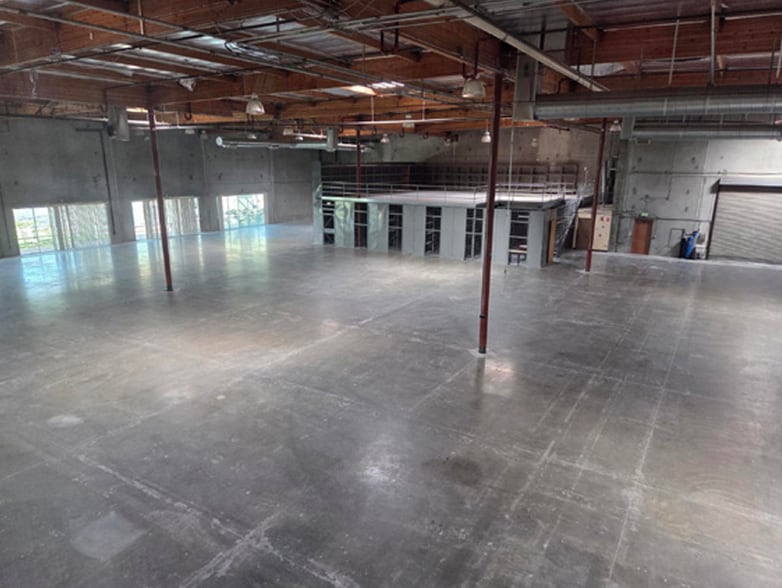 More Photos Of 997 Flower Glen St, Simi Valley Manufacturing For Lease
