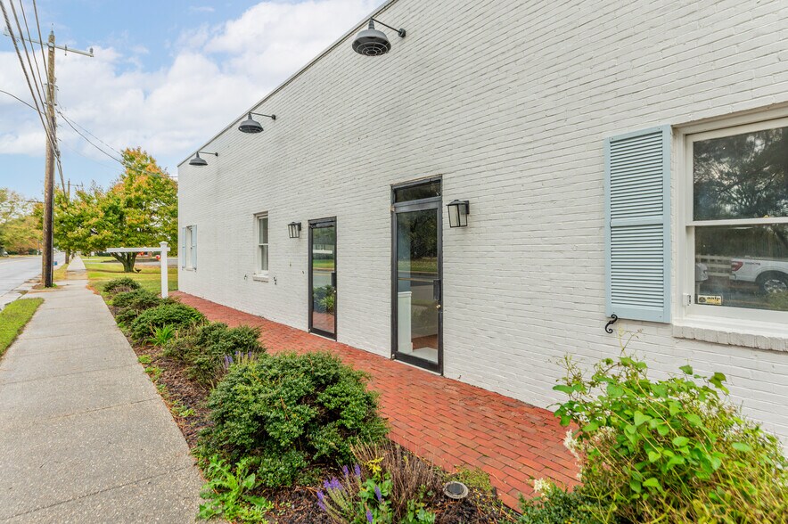 More Photos Of 16945 General Puller Hwy, Deltaville Office For Sale