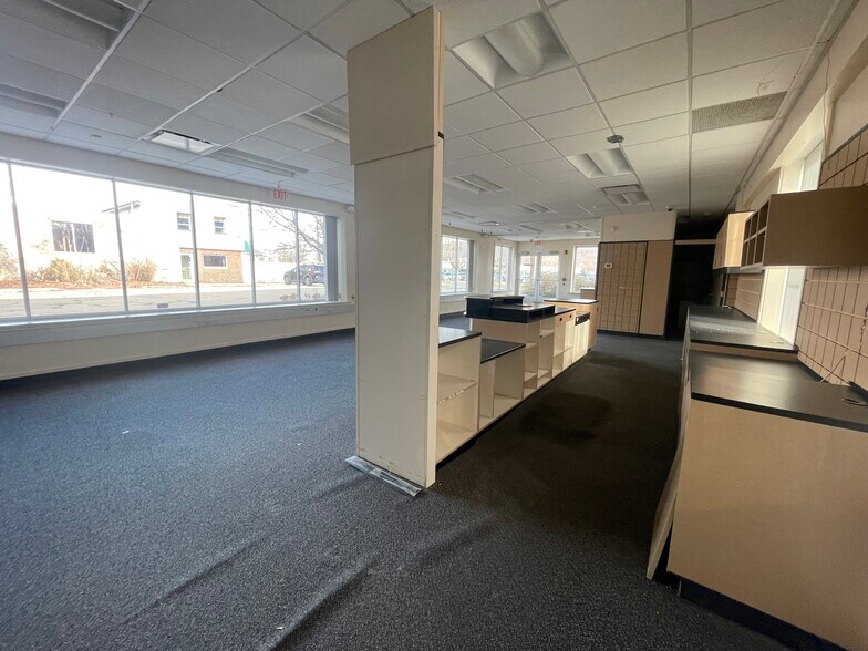 More Photos Of 176 Amity Rd, Woodbridge Bank For Lease
