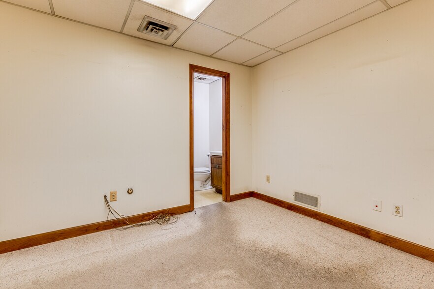 More Photos Of 6300 Forward Ave, Pittsburgh Storefront Retail Residential For Lease