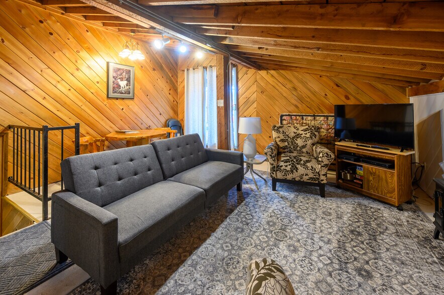 More Photos Of 109455 Highway 97 N, Chemult Hotel For Sale