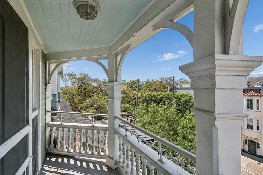 More Photos Of 2727 Saint Charles Ave, New Orleans General Retail For Sale