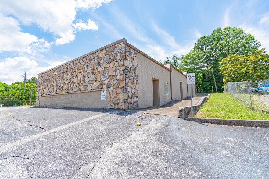 More Photos Of 1401 Applewood Dr, Dalton Medical For Lease