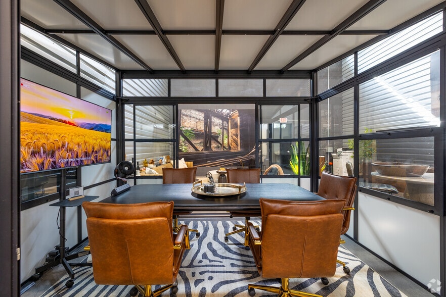 More Photos Of 15431 Fitzhugh Rd, Dripping Springs Showroom For Sale