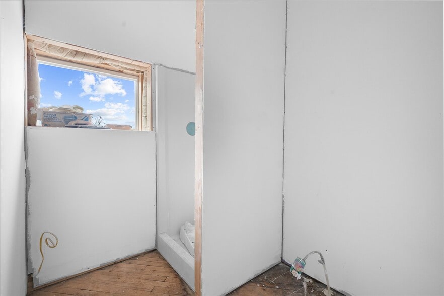 More Photos Of 102 S Richmond St, Fleetwood Warehouse For Sale
