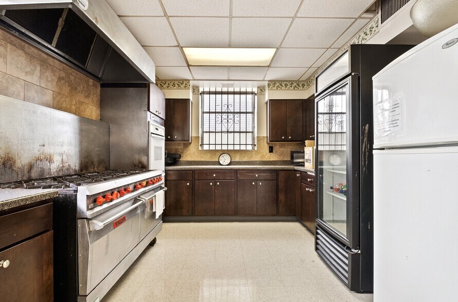 More Photos Of 8231 S South Shore Dr, Chicago Schools For Sale