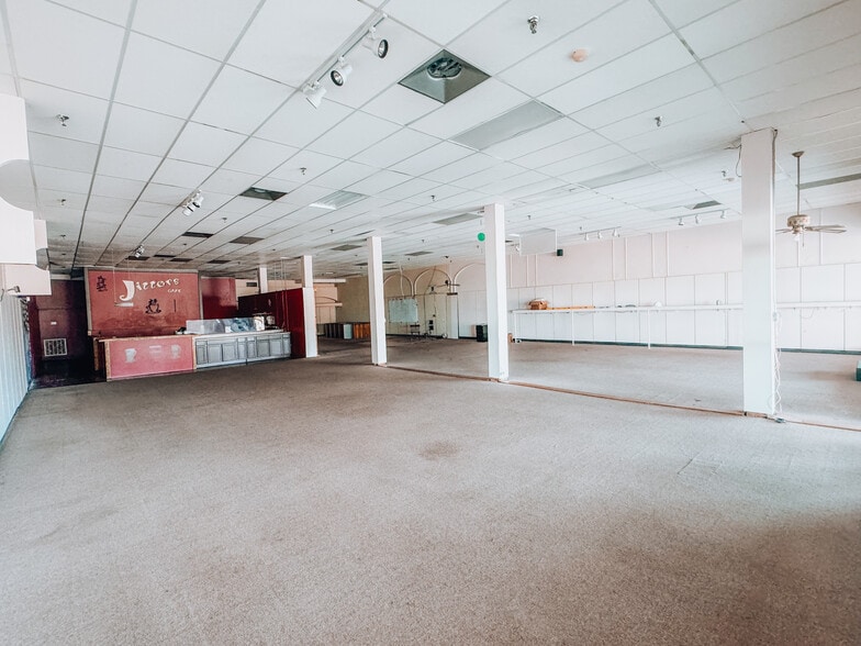 More Photos Of 106 Musgrove St, Clinton Storefront Retail Office For Sale