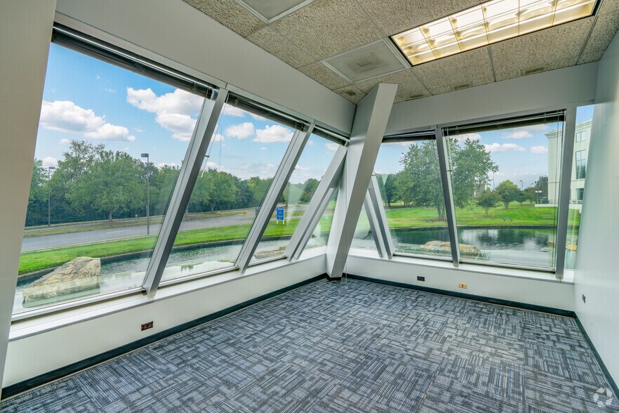 More Photos Of 9140 Arrowpoint Blvd, Charlotte Office For Sale