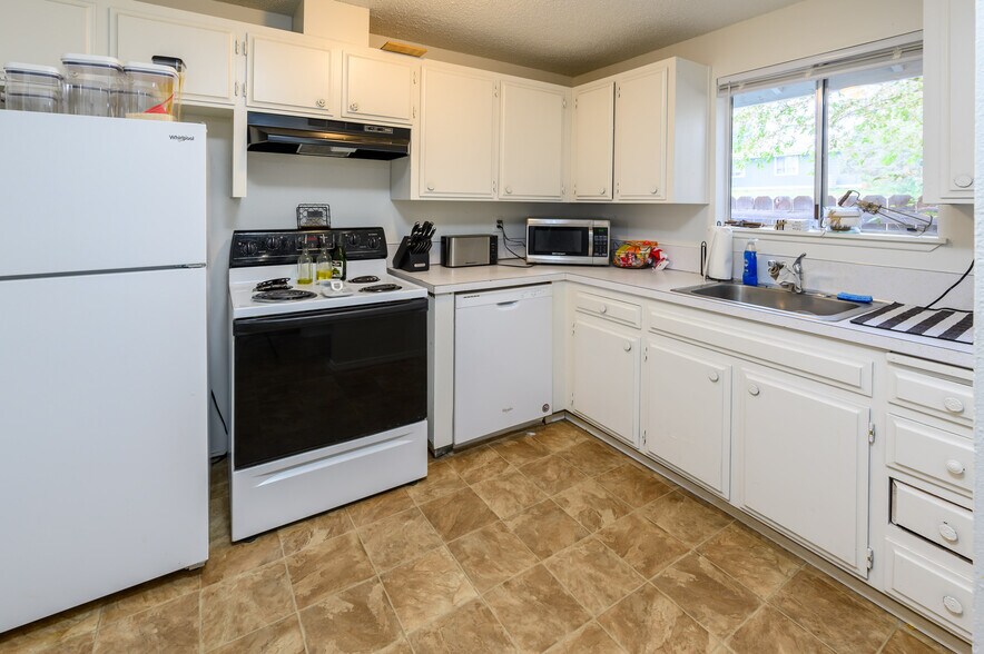 More Photos Of 2125 SW Xero Ln, Redmond Apartments For Sale