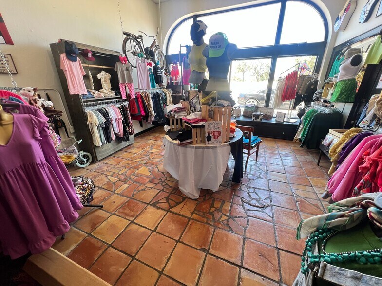 More Photos Of 1305 S 1st St, Abilene General Retail For Sale