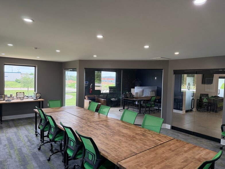 More Photos Of 100 Summer Ct, Georgetown Flex For Sale