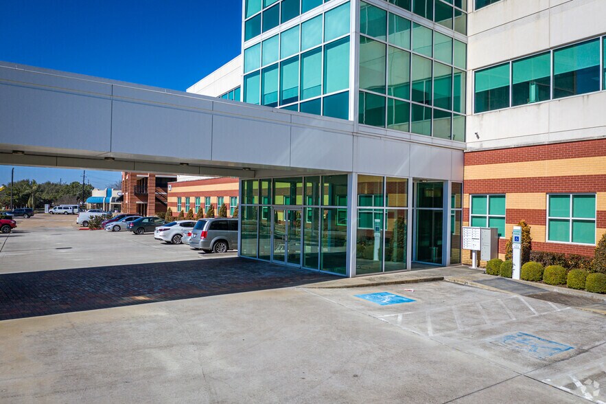 More Photos Of 101 Parklane Blvd, Sugar Land Office For Lease