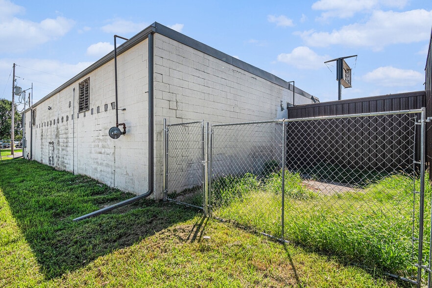 More Photos Of 3525 N 90th St, Omaha Freestanding For Lease