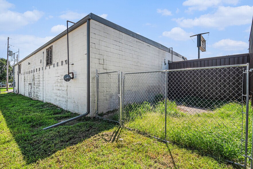 More Photos Of 3525 N 90th St, Omaha Freestanding For Sale