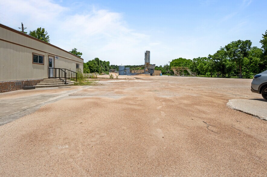 More Photos Of 3301 Beaumont Ave, Liberty Warehouse For Sale