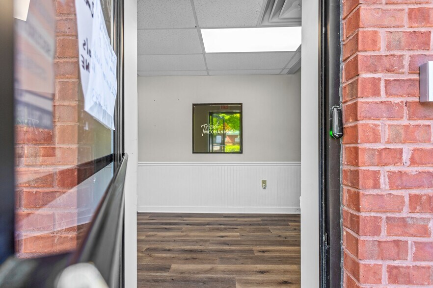 More Photos Of 393 Swanson Dr, Lawrenceville Light Manufacturing For Sale