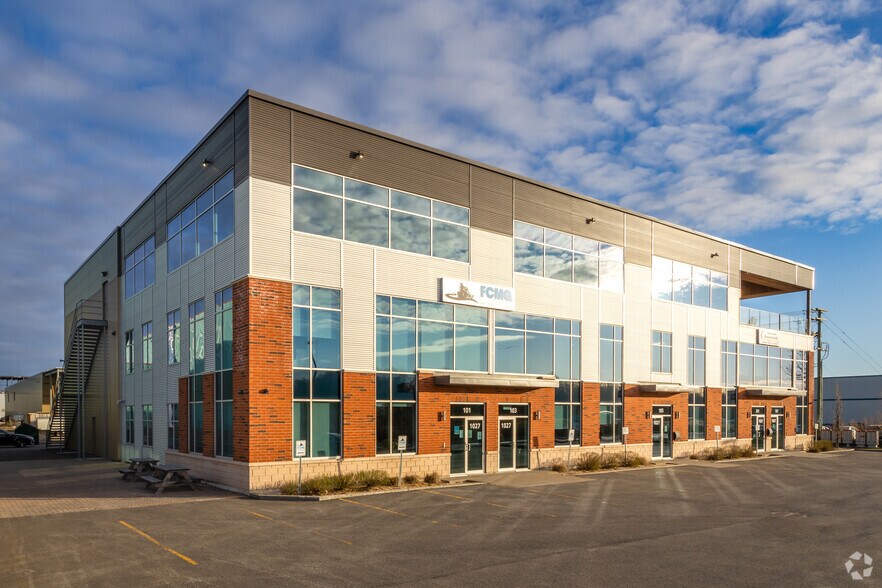 More Photos Of 1027 Boul Des Entreprises, Terrebonne Flex For Sale