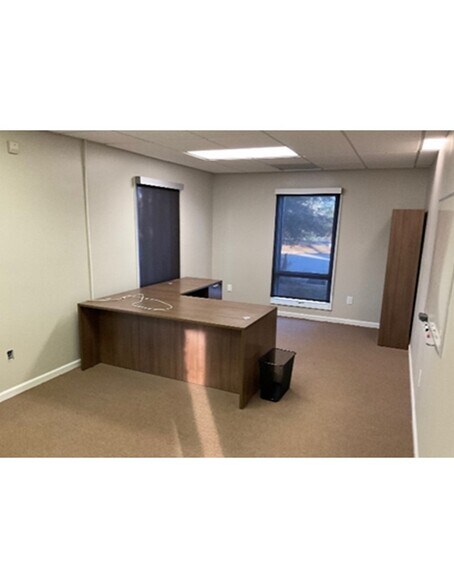 More Photos Of 300 Henry Pl, Spartanburg Flex For Lease