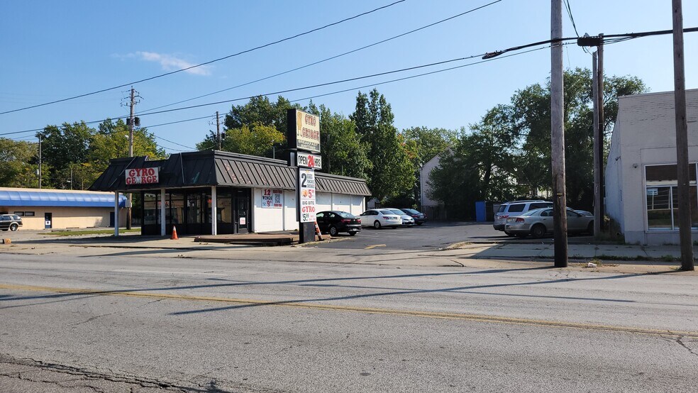 Primary Photo Of 3965 Lee Rd, Cleveland Restaurant For Sale