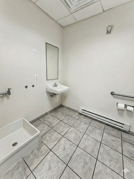 More Photos Of 6 Drummond Pl, Red Bank Office For Lease