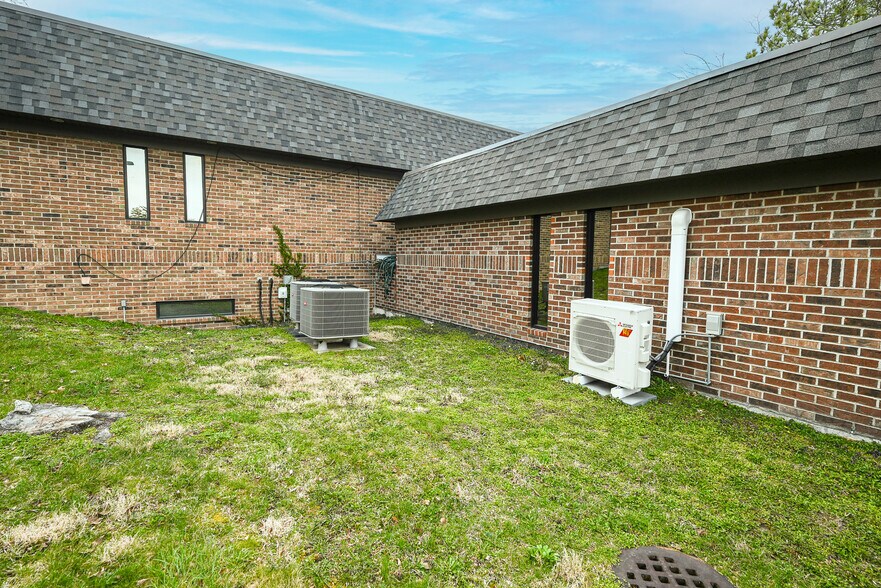 More Photos Of 1255 Engle St, Huntington Light Distribution For Sale
