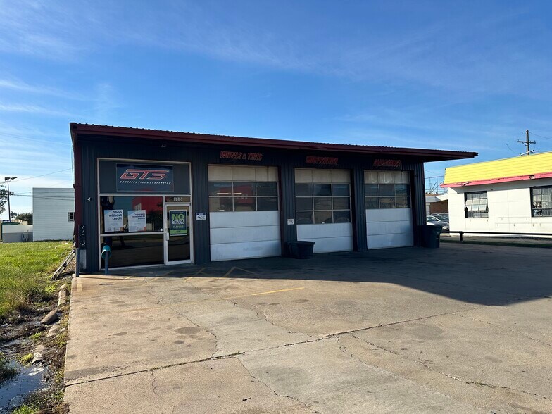 Primary Photo Of 830 S 11th St, Beaumont Auto Repair For Lease