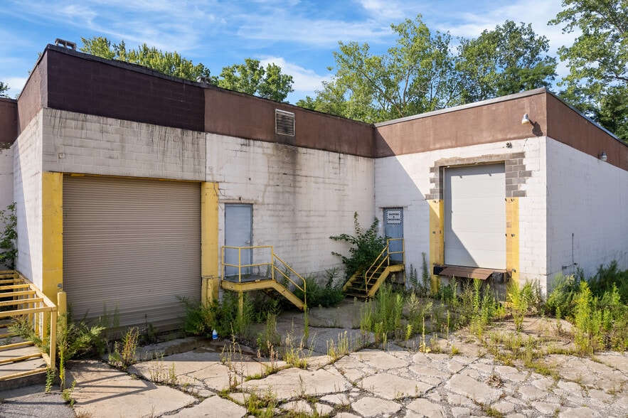 More Photos Of 60 Williams St, Grand River Warehouse For Sale