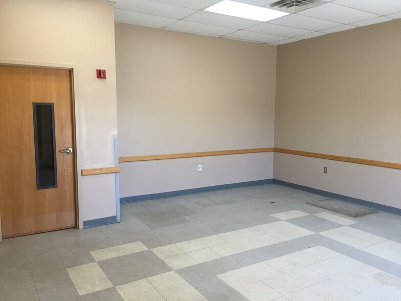 More Photos Of 1701 E State Highway 97, Jourdanton Flex For Lease