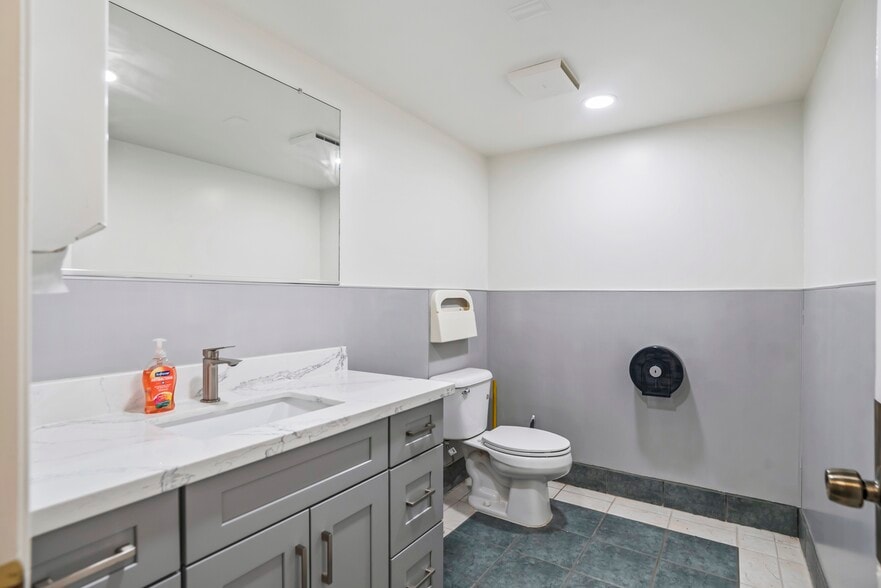 More Photos Of 1376 N 4th St, San Jose Light Distribution For Sale