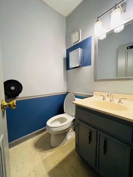 More Photos Of 575 Colonial Park Dr, Roswell Medical For Lease