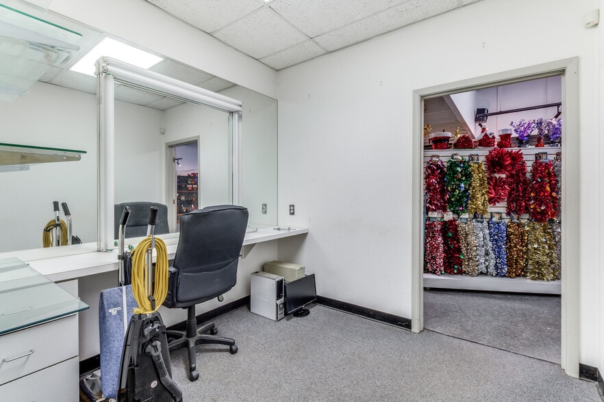 More Photos Of 4906 Don Dr, Dallas Flex For Sale