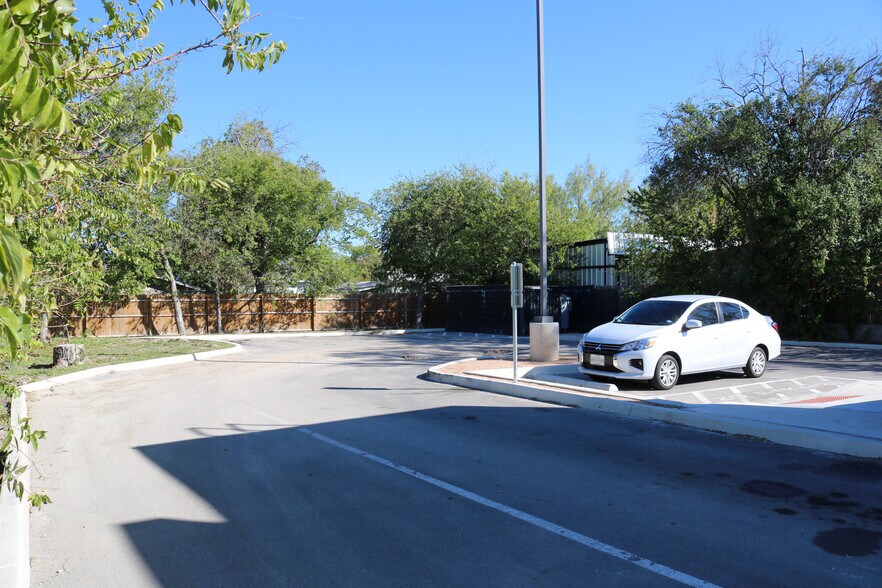 More Photos Of 1019 SW Military Dr, San Antonio General Retail For Sale