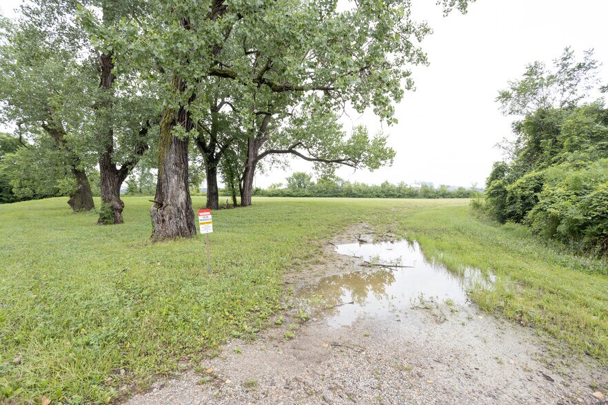 More Photos Of Greystone Ave, Kansas City Flex For Lease