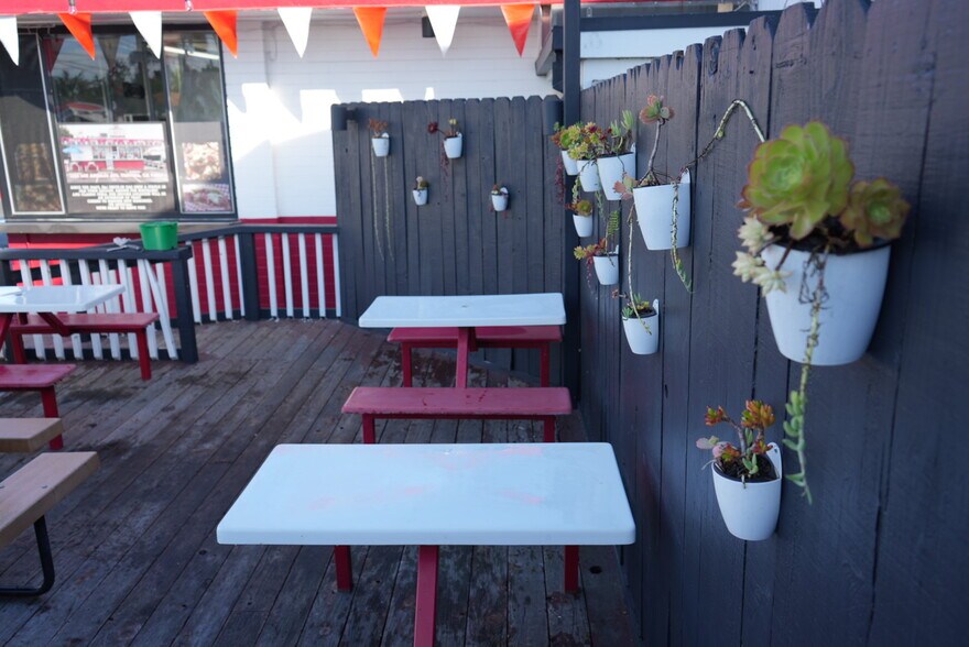 More Photos Of 1876 E Main St, Ventura Freestanding For Sale