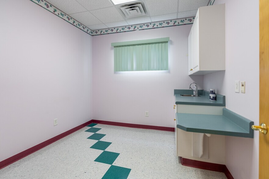More Photos Of 43 Office Park Dr, Jacksonville Medical For Lease