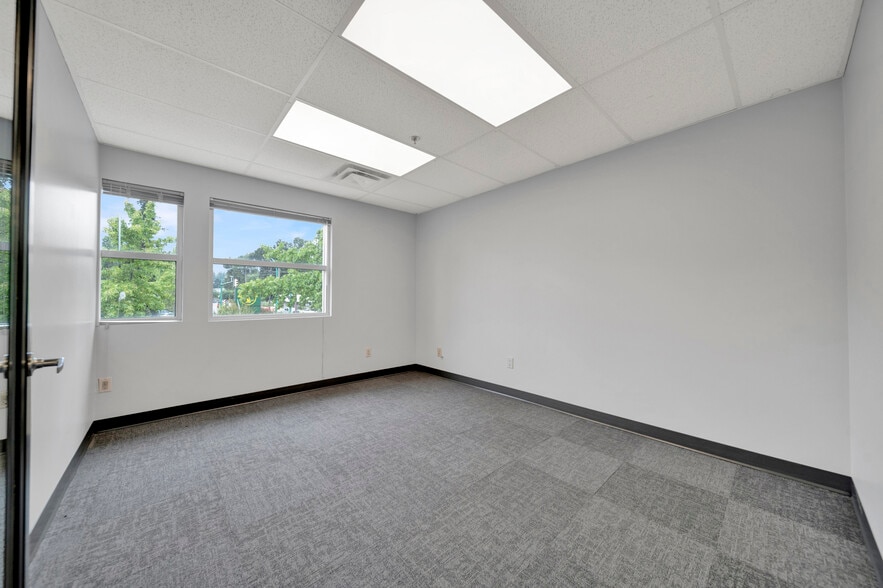 More Photos Of 1353-1363 Main St, North Vancouver District Storefront Retail Office For Lease