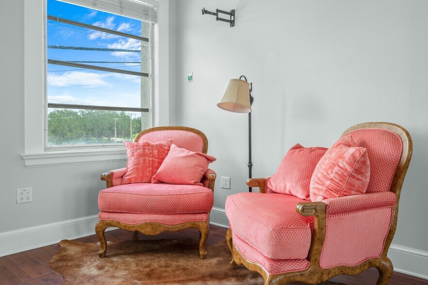 More Photos Of 47 W Wall St, Frostproof Loft Creative Space For Lease