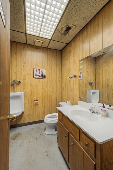 More Photos Of 225 Fiberglass Dr, Mount Juliet Warehouse For Sale