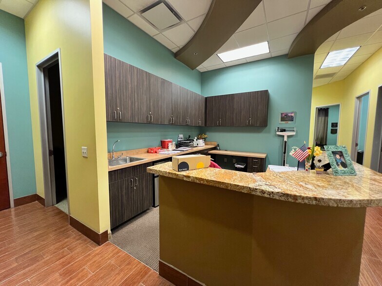 More Photos Of 9515 W Camelback Rd, Phoenix Office For Sale