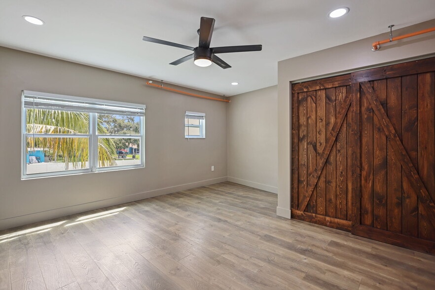 More Photos Of 10830 Navajo Dr, Saint Petersburg Showroom For Sale