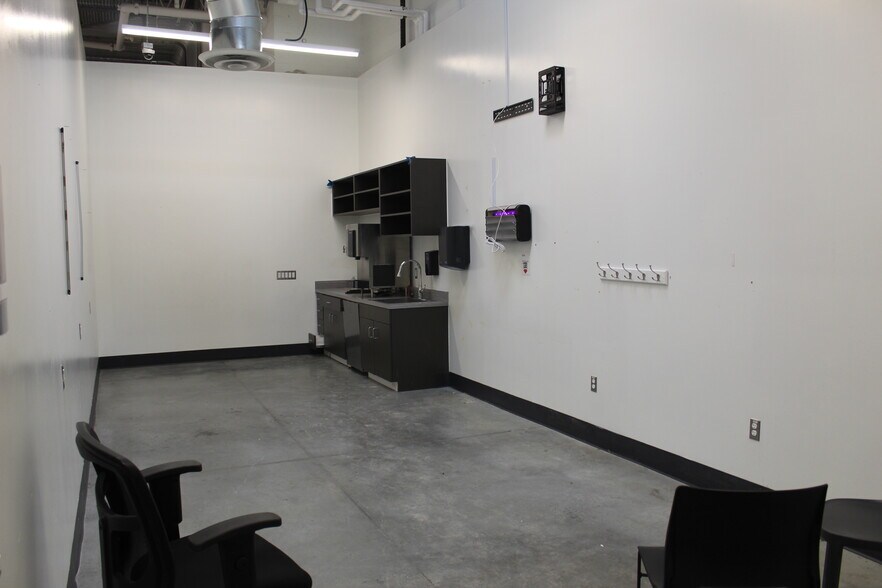 More Photos Of 6711 Ritchie Hwy, Glen Burnie General Retail For Lease