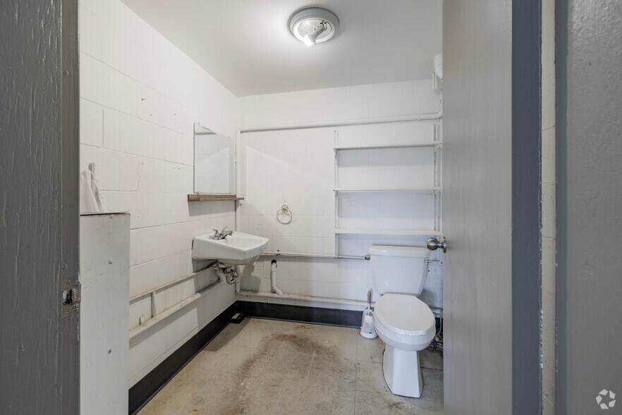 More Photos Of 4800 Boul Kimber, Longueuil Warehouse For Lease