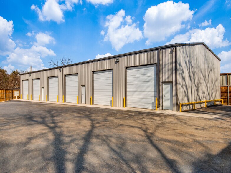 More Photos Of 708 E Hundley Dr, Lake Dallas Warehouse For Lease