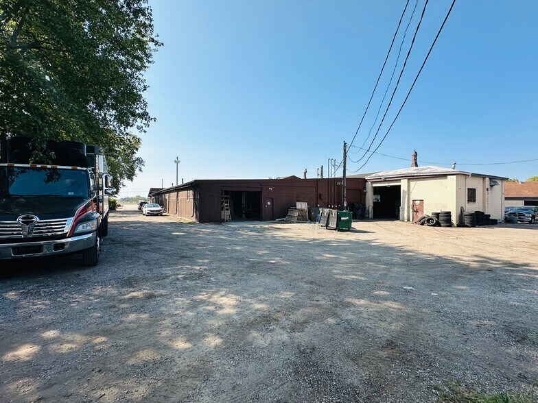 More Photos Of 3816 Grandview Ave, Gurnee Warehouse For Sale