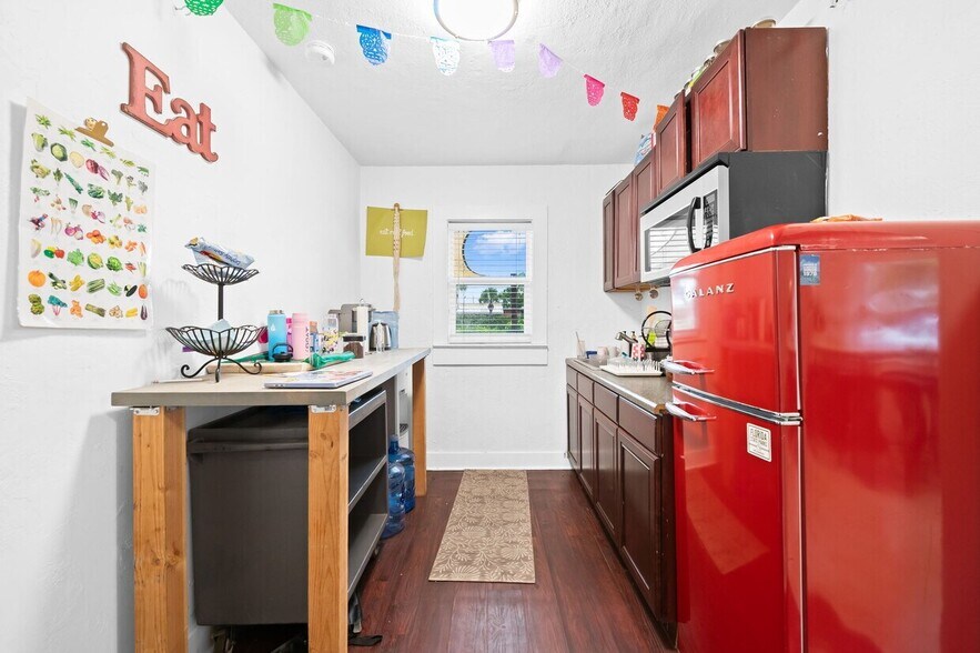 More Photos Of , Fort Lauderdale General Retail For Sale