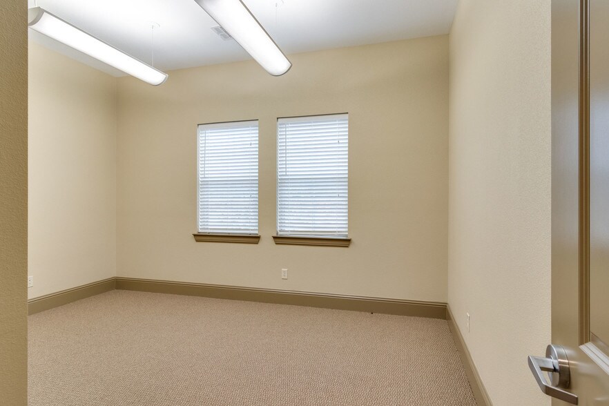 More Photos Of 8621 Mid Cities Blvd, North Richland Hills Office For Lease