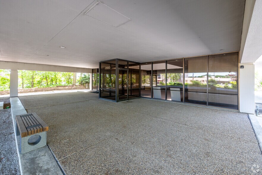 More Photos Of 2150 Grand Ave, Des Moines Office For Lease