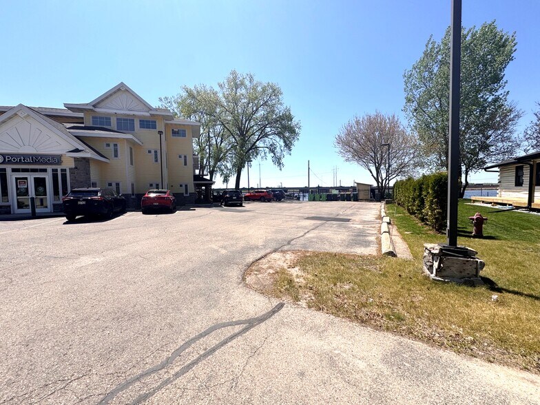 More Photos Of 400 Interlake Dr, Madison Office For Lease