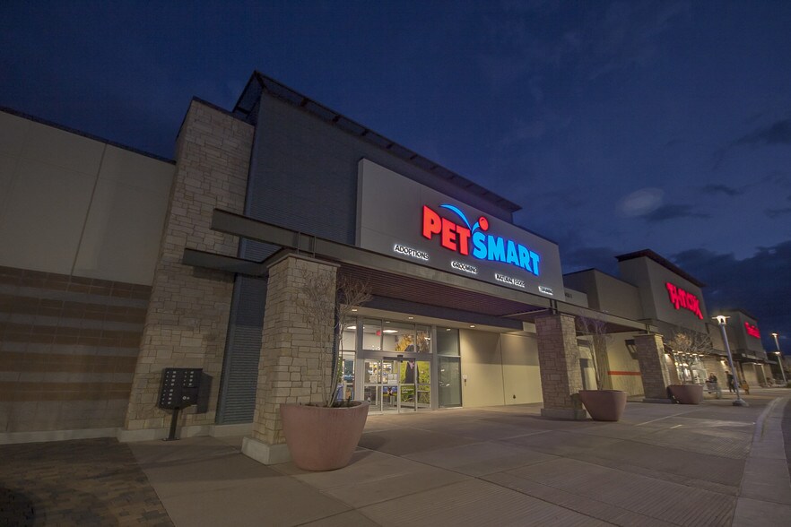 More Photos Of 6450 N Desert Blvd, El Paso Department Store For Lease