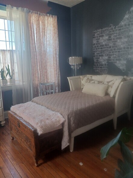 More Photos Of 106 W Anderson St, Selma Storefront Retail Residential For Sale